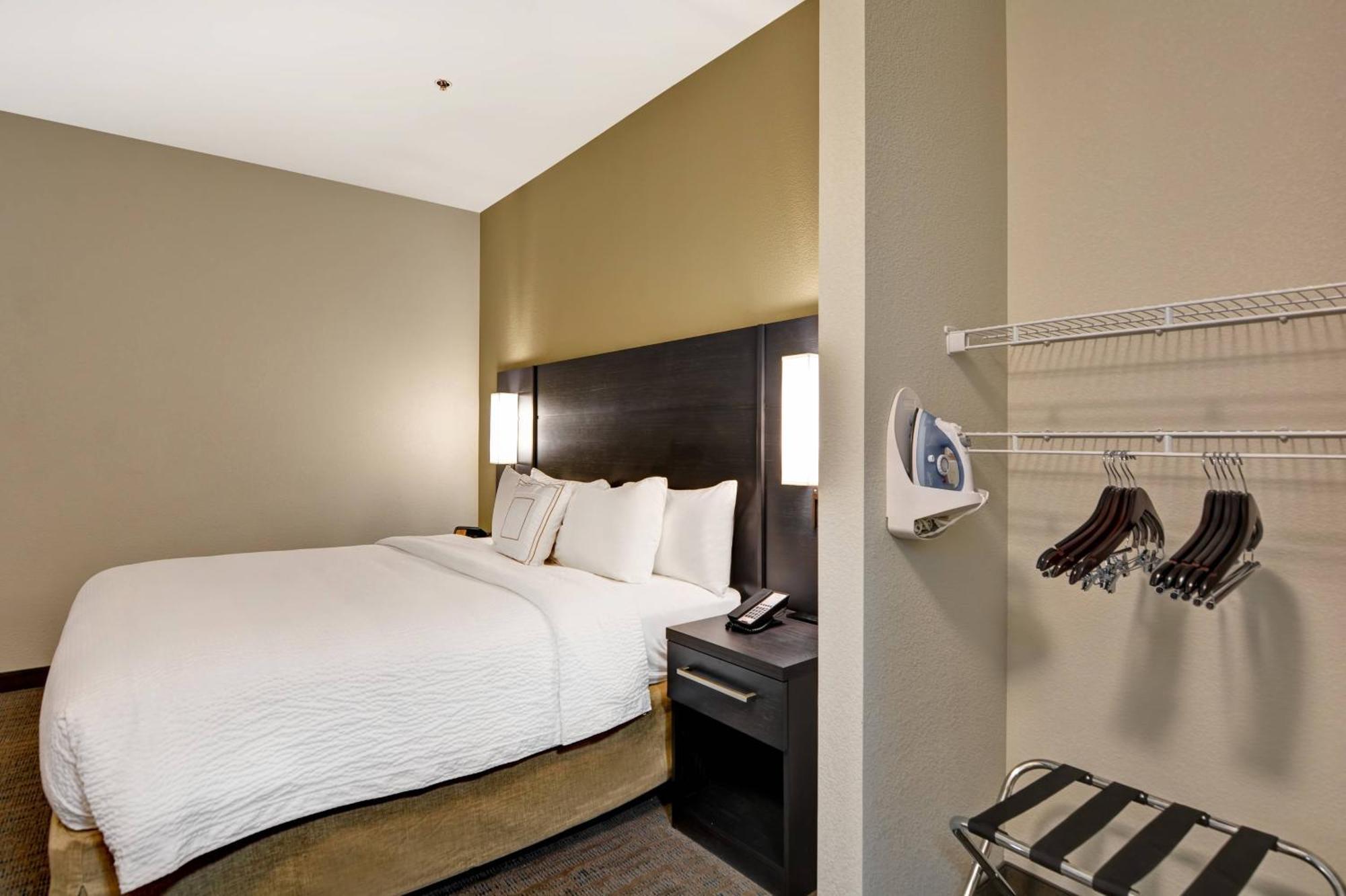 By Marriott Cleveland Airport/middleburg Heights Hotel